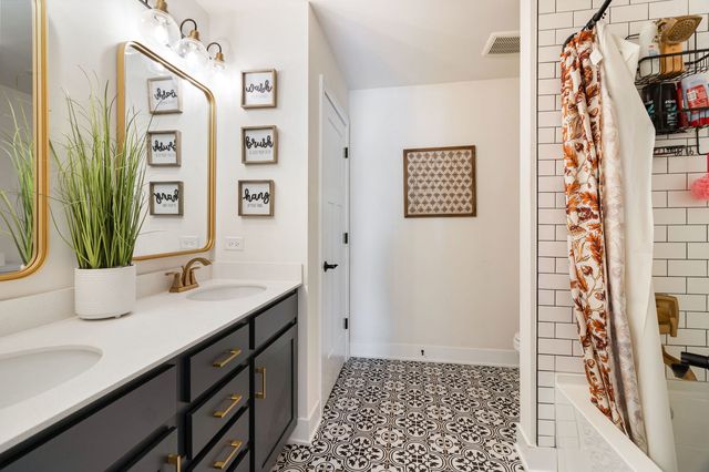 21042 Coventry Circle, Shorewood, IL 60404