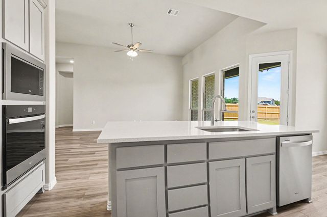 1913 Barrix Lane, Desoto, TX 75115