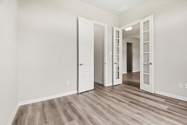 1913 Barrix Lane, Desoto, TX 75115