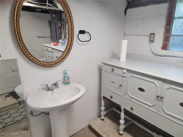233 S Point Drive, Avon Lake, OH 44012