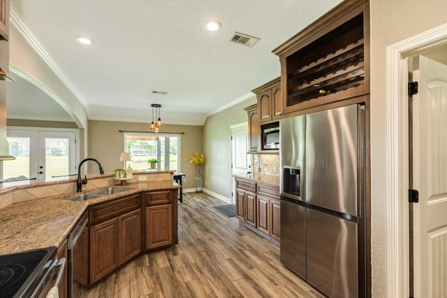 154 Horse Shoe Trail, Angleton, TX 77515