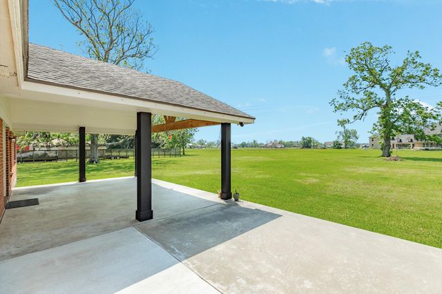 154 Horse Shoe Trail, Angleton, TX 77515