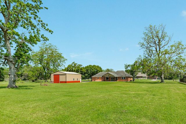154 Horse Shoe Trail, Angleton, TX 77515