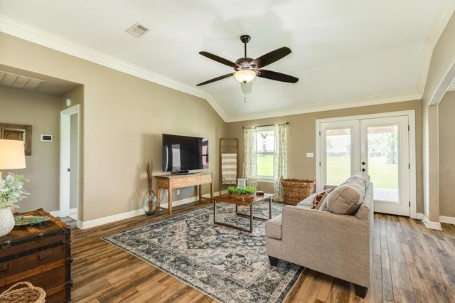 154 Horse Shoe Trail, Angleton, TX 77515