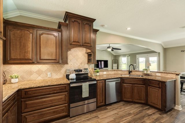 154 Horse Shoe Trail, Angleton, TX 77515