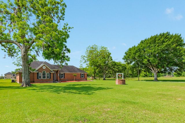 154 Horse Shoe Trail, Angleton, TX 77515