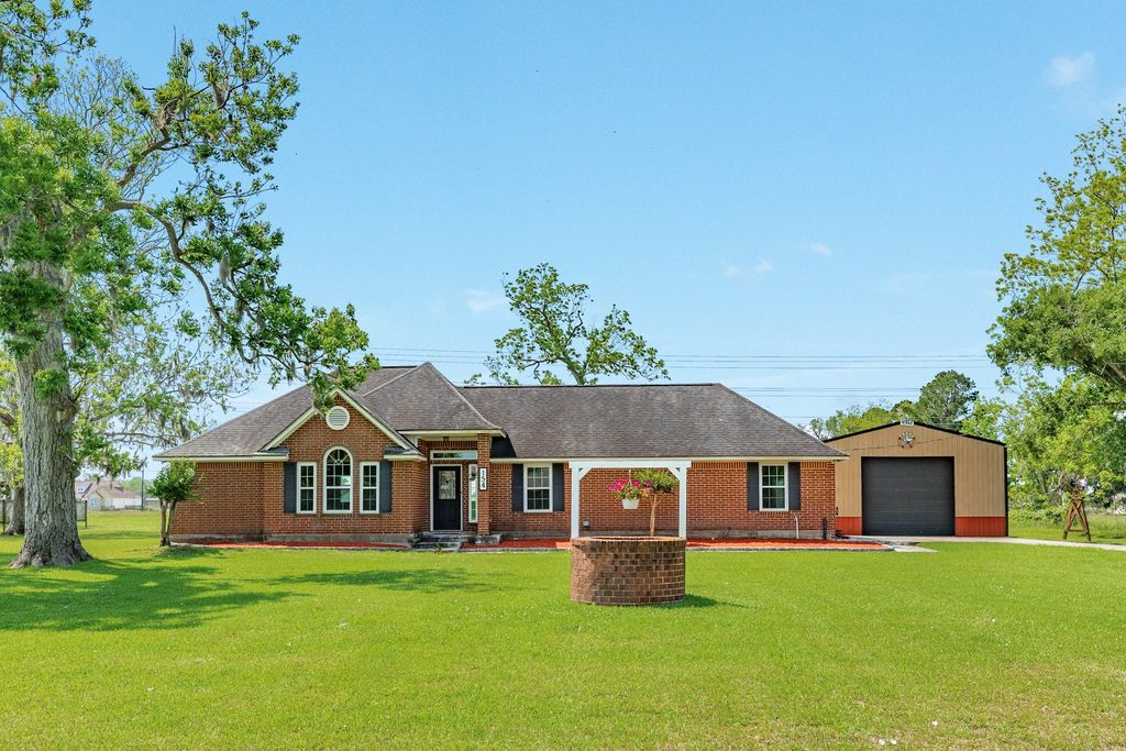 154 Horse Shoe Trail, Angleton, TX 77515