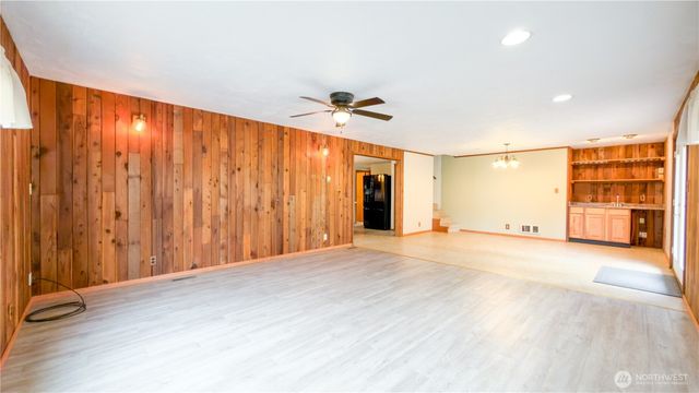 170 E Lakeland Drive, Allyn, WA 98524