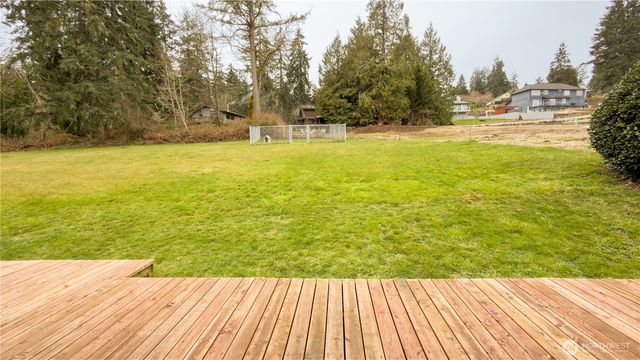 170 E Lakeland Drive, Allyn, WA 98524