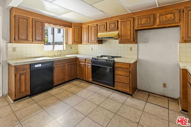 3421 Larga Avenue, Los Angeles, CA 90039
