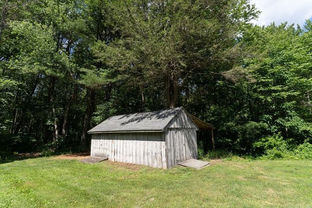 1 Barefoot Ln, Brookfield, MA 01506