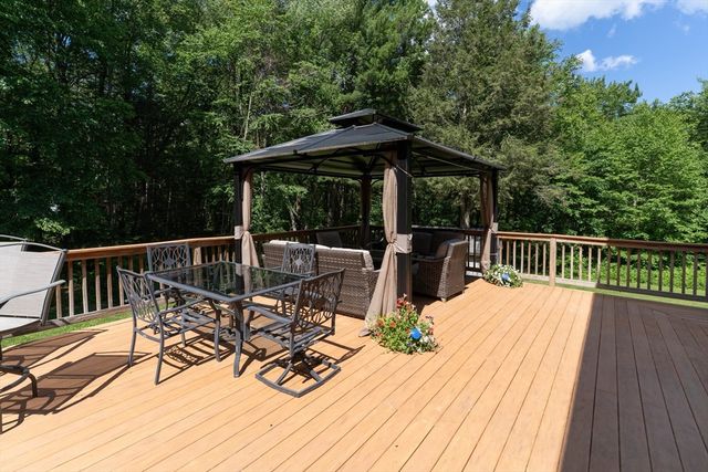 1 Barefoot Ln, Brookfield, MA 01506