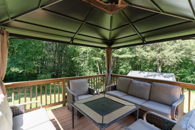 1 Barefoot Ln, Brookfield, MA 01506