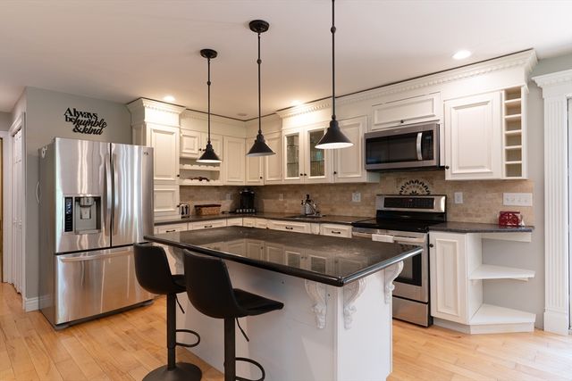 1 Barefoot Ln, Brookfield, MA 01506