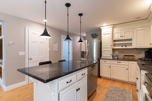 1 Barefoot Ln, Brookfield, MA 01506