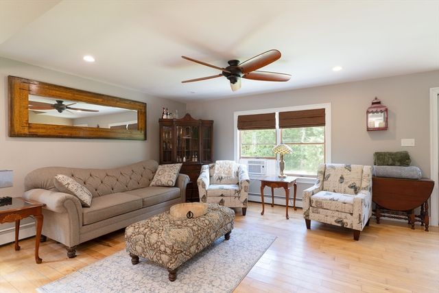 1 Barefoot Ln, Brookfield, MA 01506
