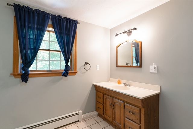 1 Barefoot Ln, Brookfield, MA 01506