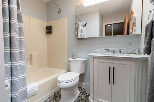 1 Barefoot Ln, Brookfield, MA 01506
