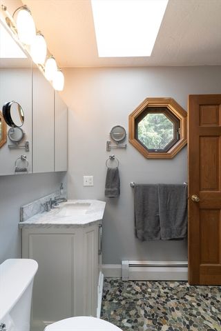 1 Barefoot Ln, Brookfield, MA 01506
