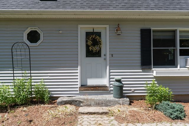 1 Barefoot Ln, Brookfield, MA 01506