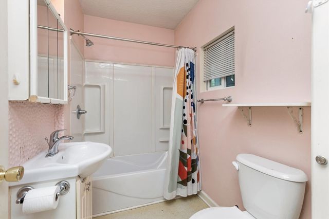 3915 Glover Avenue, Des Moines, IA 50315