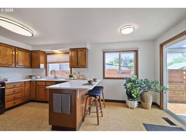 305 Se 84TH Ave, Portland, OR 97216
