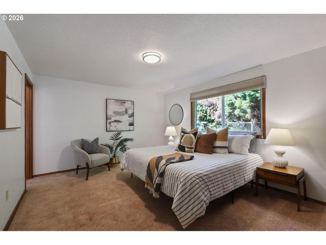 305 Se 84TH Ave, Portland, OR 97216