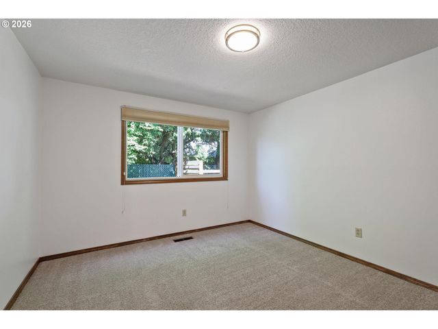 305 Se 84TH Ave, Portland, OR 97216