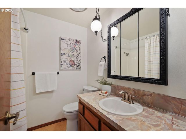 305 Se 84TH Ave, Portland, OR 97216