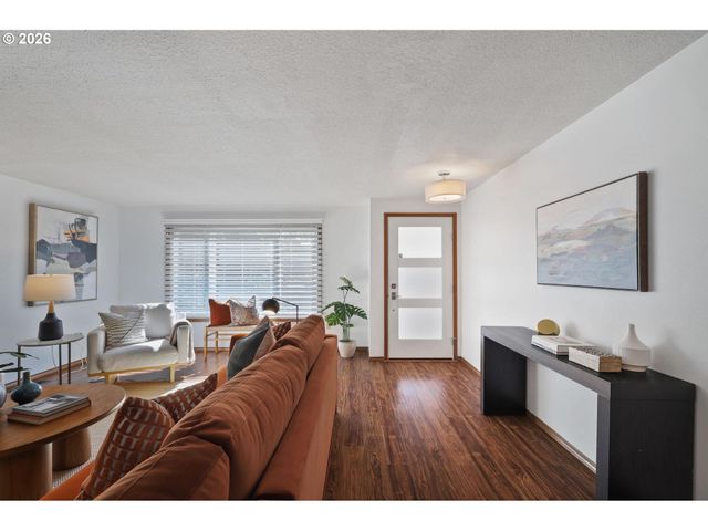 305 Se 84TH Ave, Portland, OR 97216