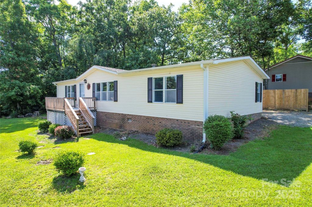 355 Shoreline Road, New London, NC 28127