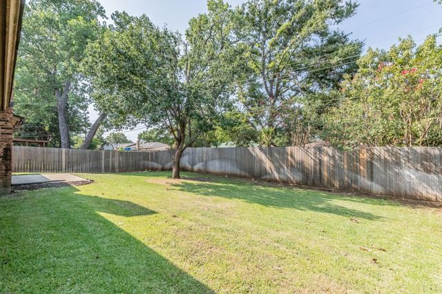 2013 Memphis Drive, Bedford, TX 76022
