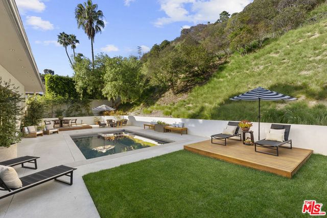 8137 Amor Road, Los Angeles, CA 90046