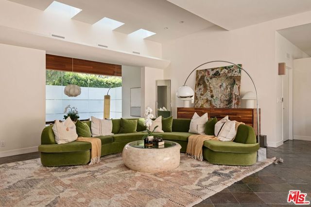 8137 Amor Road, Los Angeles, CA 90046