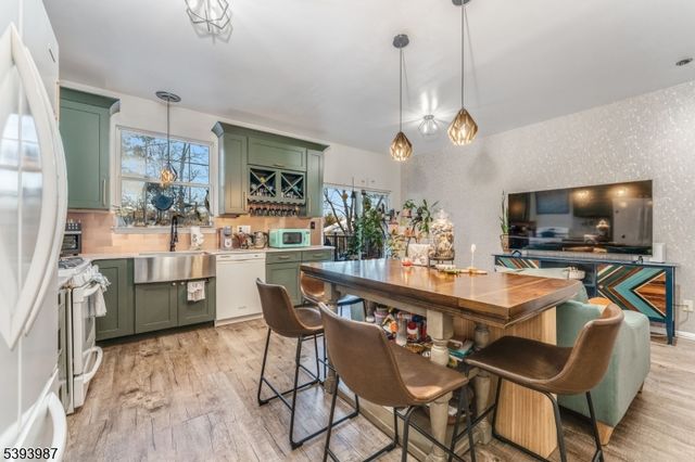 44 Alexandra Way, Clinton Town, NJ 08809