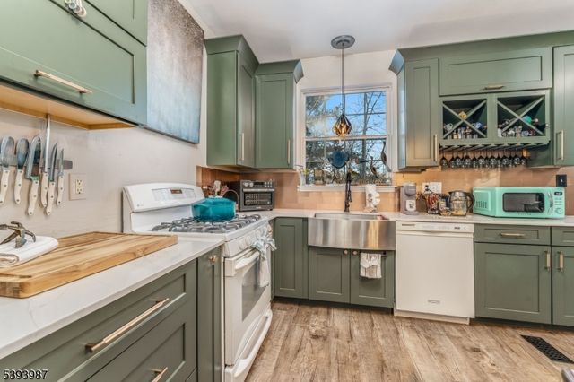 44 Alexandra Way, Clinton Town, NJ 08809