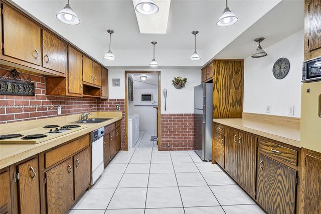 5260 Redwood Ct, Plantation, FL 33317