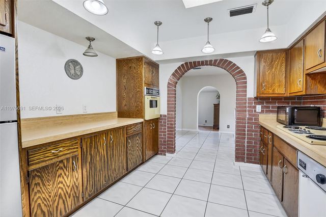 5260 Redwood Ct, Plantation, FL 33317