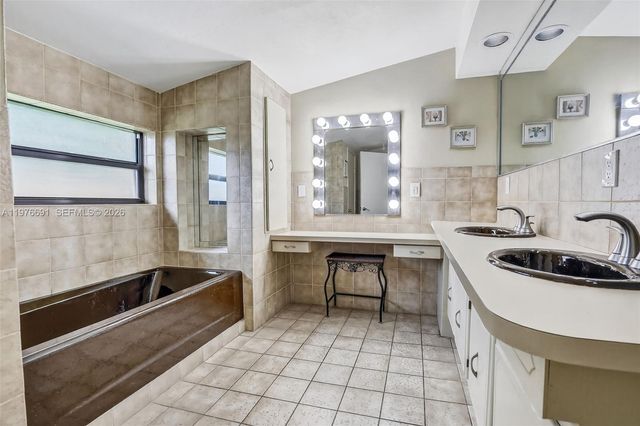 5260 Redwood Ct, Plantation, FL 33317