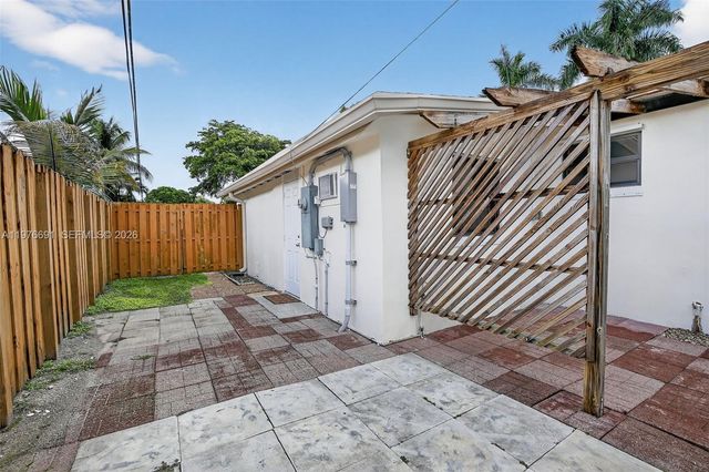 5260 Redwood Ct, Plantation, FL 33317