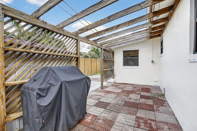 5260 Redwood Ct, Plantation, FL 33317