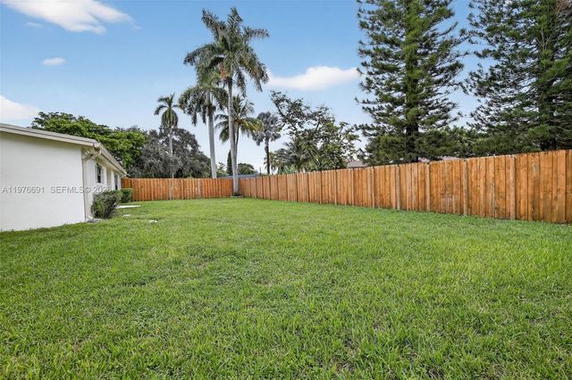 5260 Redwood Ct, Plantation, FL 33317