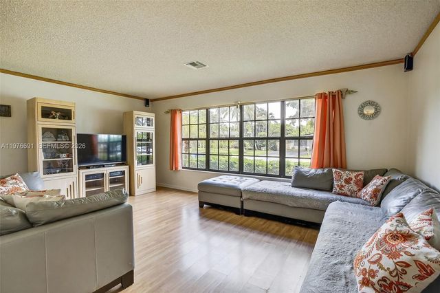 5260 Redwood Ct, Plantation, FL 33317