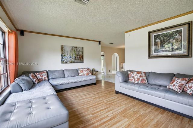 5260 Redwood Ct, Plantation, FL 33317