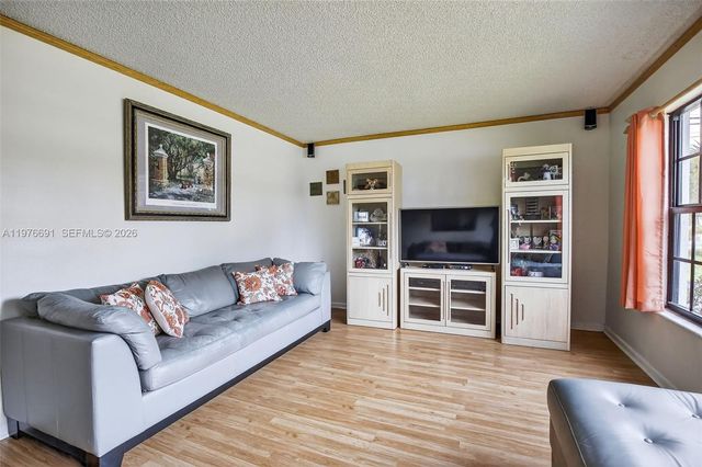 5260 Redwood Ct, Plantation, FL 33317