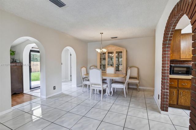 5260 Redwood Ct, Plantation, FL 33317
