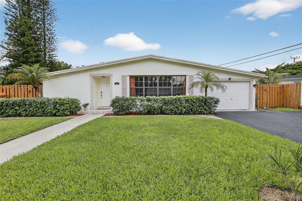5260 Redwood Ct, Plantation, FL 33317