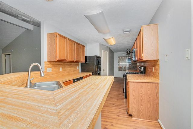 16003 Surrey Woods Drive, Friendswood, TX 77546