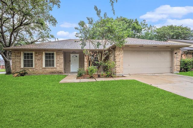 16003 Surrey Woods Drive, Friendswood, TX 77546