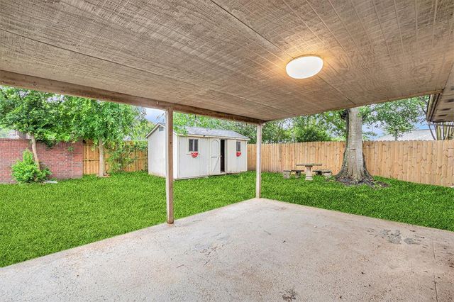 16003 Surrey Woods Drive, Friendswood, TX 77546